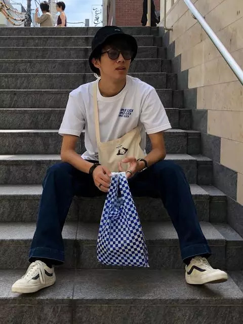 日本型男最爱的单品就是它!背上随身小包展现街头潮流