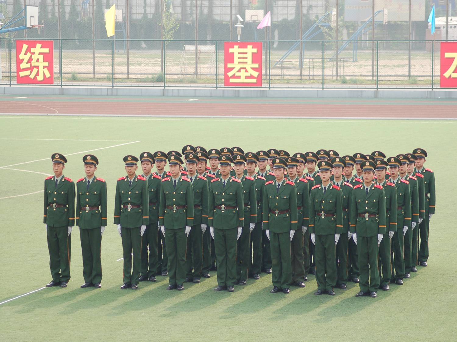 一只脚跨进监狱,一只脚已踏入监狱