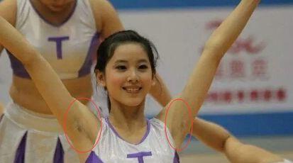 章泽天晒照自称18岁太自信,章泽天与刘强东刚认识的照片