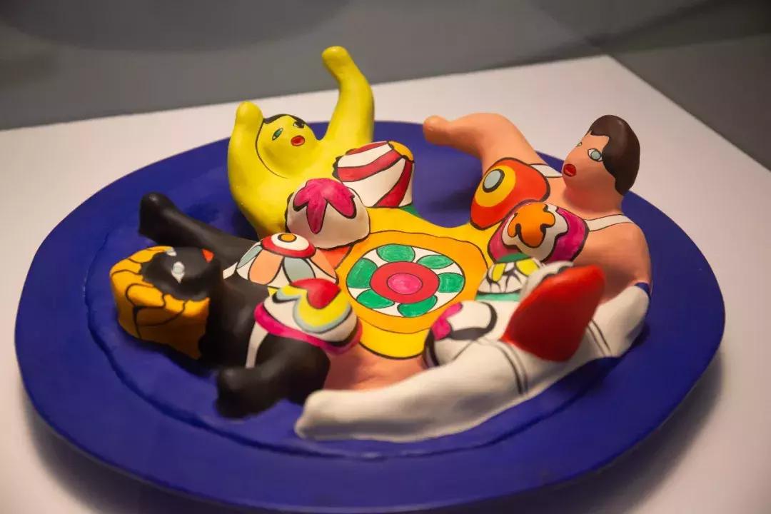 亚洲首展！开枪射画肉上绣花……这场叫“她”的展览，见识女性的力量