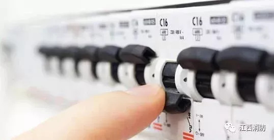 火场救出5人,火场逃生弯腰迅速从安全通道逃离