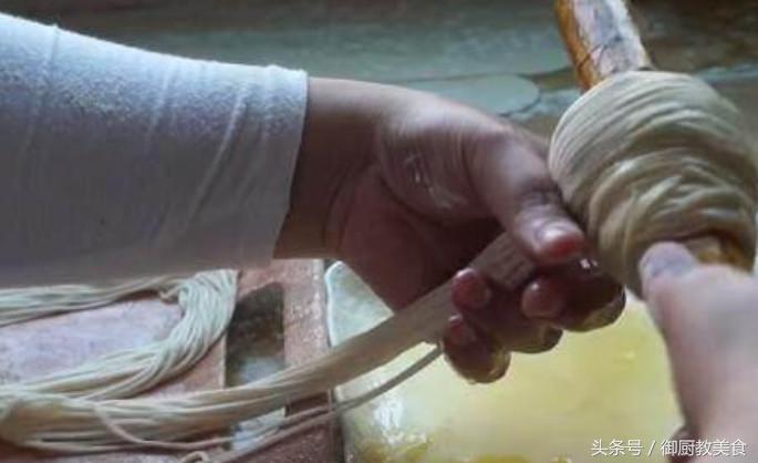 38岁大姐路边摆摊卖“煎面条”很多人都没吃过，生意火爆得不得了