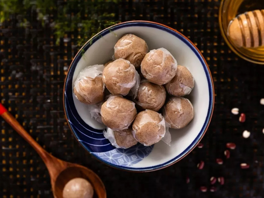 面部出油严重长痘,面部出油有痘痘不出汗