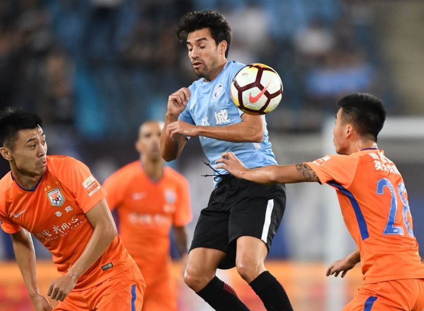 裁判为何总是这么黑鲁能，点球争议不看回放，鲁能球员无奈了