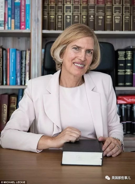 女性遭遇性别歧视活出自我,男人受到社会歧视