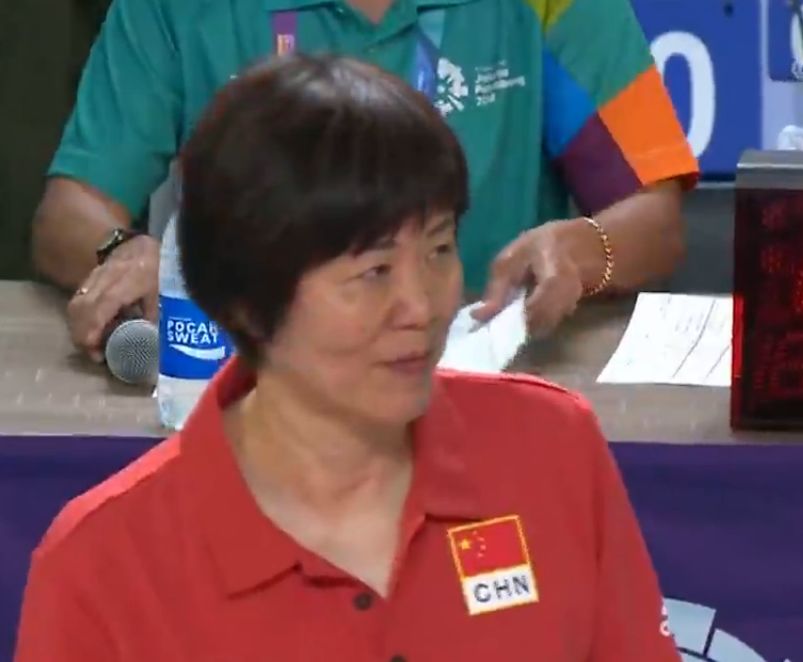 郎平中国女排对战日本队,中国女排输赛郎平当场气成表情包