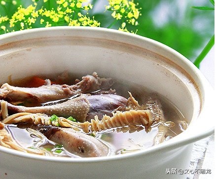 浙江菜笋干老鸭汤,好吃的笋干老鸭煲