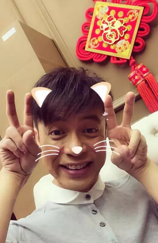 51岁歌神近照：唱过无数情歌的男人，早已胡子花白