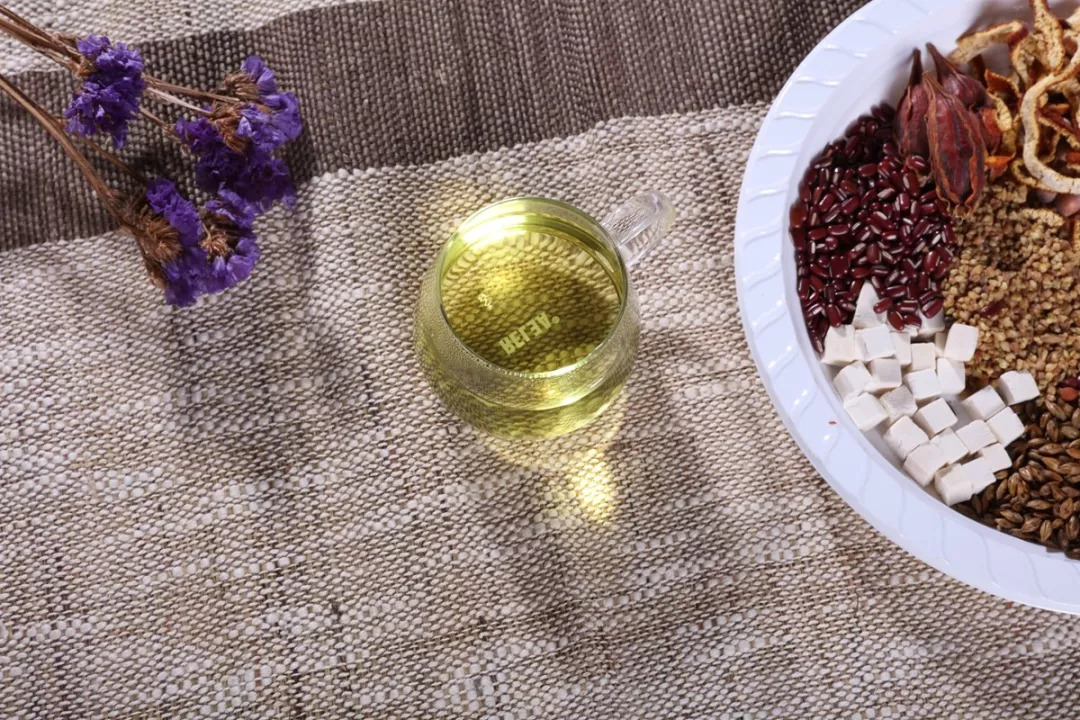 秋天用梨煮水喝好不好,秋季用它泡水喝还能做菜润秋燥