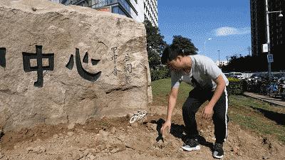 再也不怕碎屏、进水！这手机埋土里、放锅里煮都能用，网友：过瘾