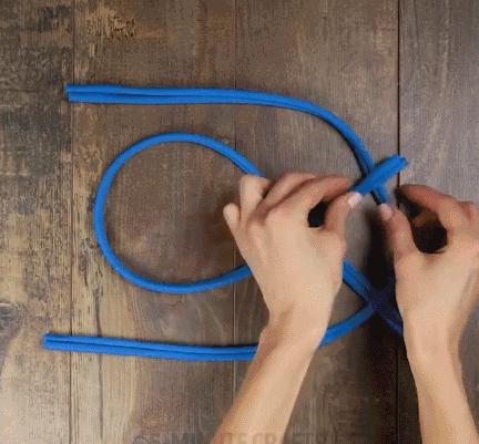 旧的t恤不要丢剪一下就很时尚,如何利用旧t恤变废为宝简单版