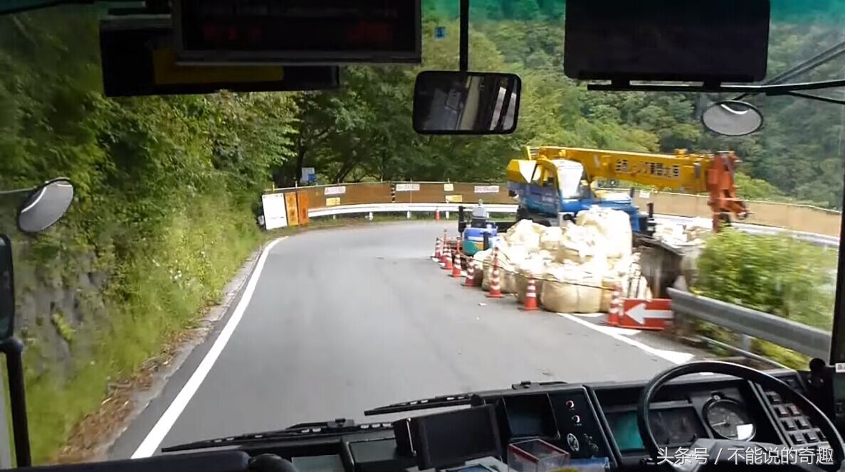 日本头文字d罗森,头文字d公交车过弯