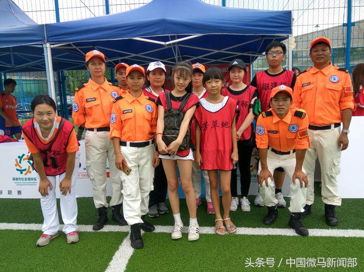 艳橙之花绽放绿茵