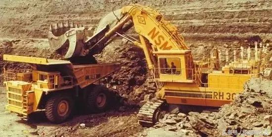 世界上最大的液压挖掘机,全球最大液压挖掘机