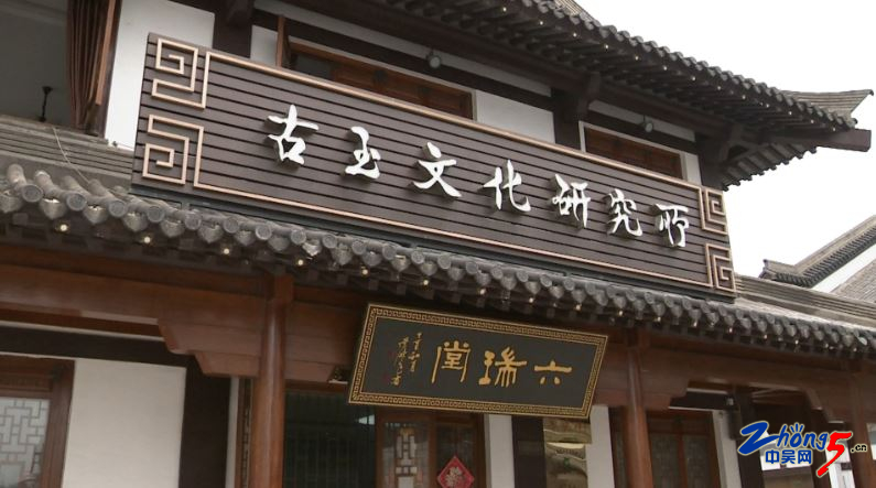 一块红石头三万鉴定费！结果却让人傻了眼！