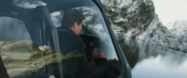 阿汤哥追飞机跳崖,极限高空实力跳伞的阿汤哥