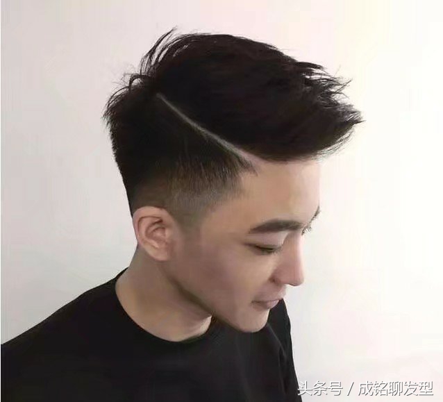 小伙两边头发太炸，被嘲笑为*盖帽大**，发型师给了他三个建议