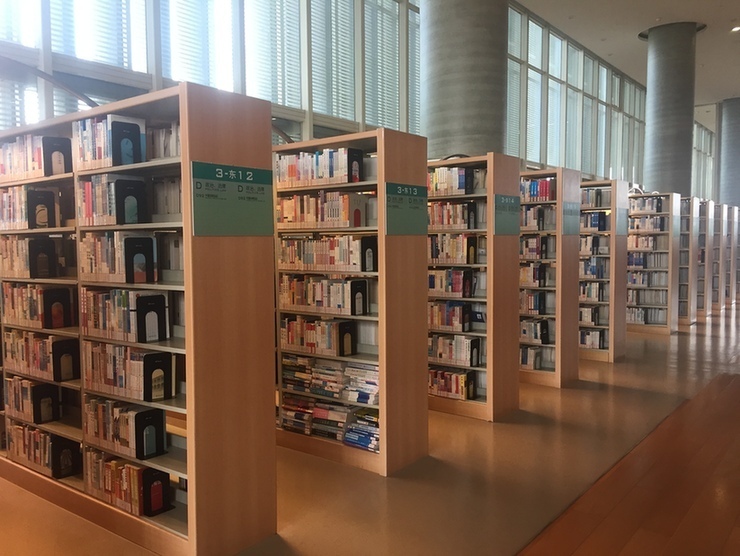 上海浦东图书馆,读一本书看一座城