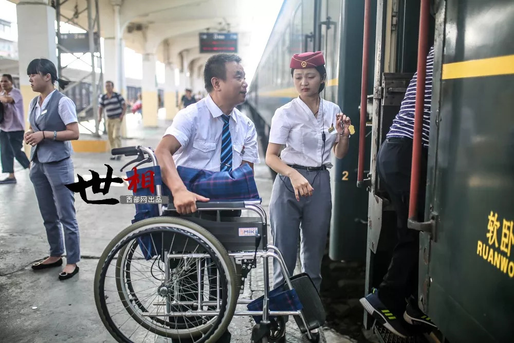 32年迎来送往，3000张站台票是他看世界的方式