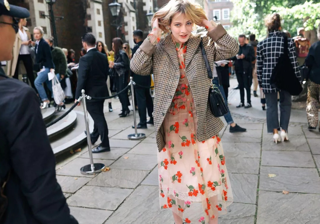 马思纯穿红格装潮味十足气质清新,秦岚当打之年穿搭