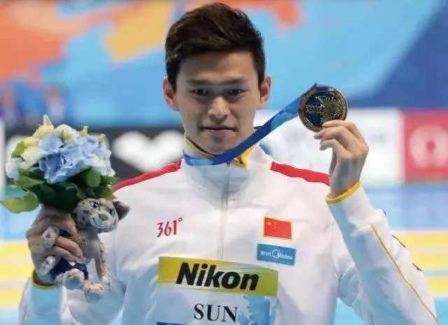 为什么众多品牌都退店了,中国的安踏如何成为世界的安踏