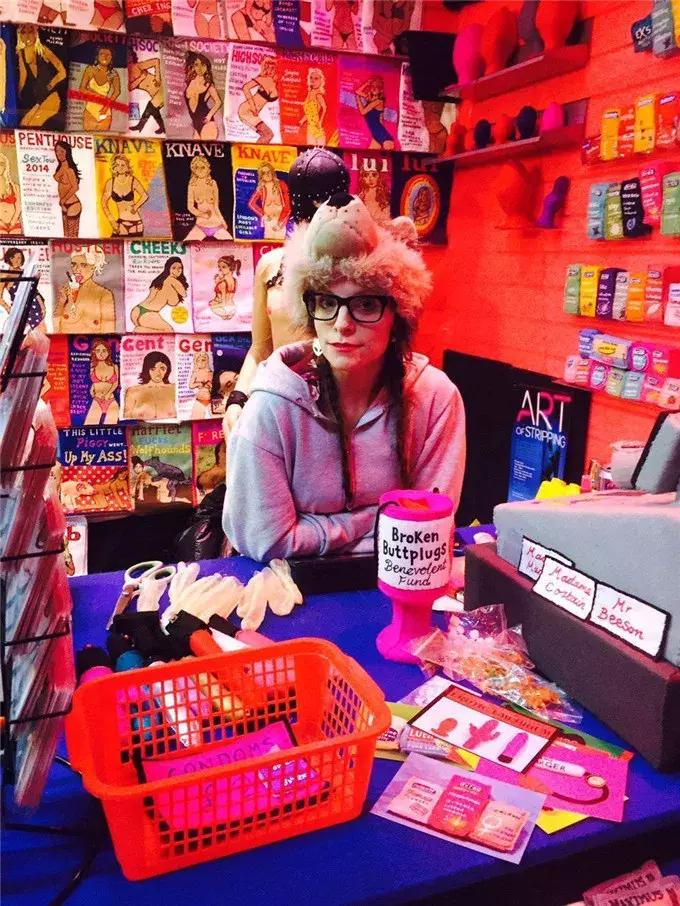 卖假货还能瞬间秒空，英国艺术家的快闪店火遍ins