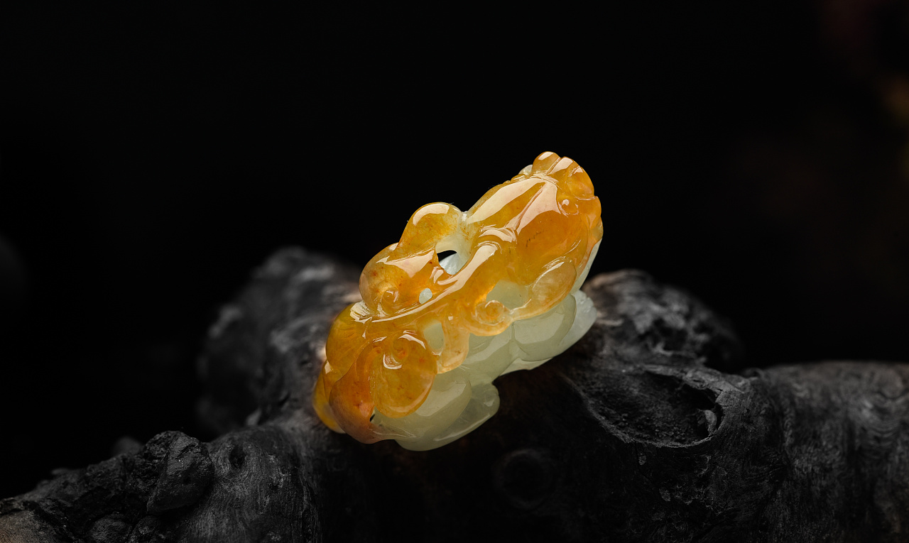 经常佩戴的玉会有什么变化,为什么人戴玉后会有变化呢