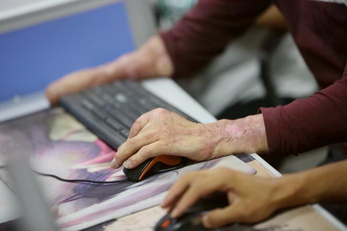 淘宝“特云”客服：对不起回复慢了，因为我只有两个指尖能打字