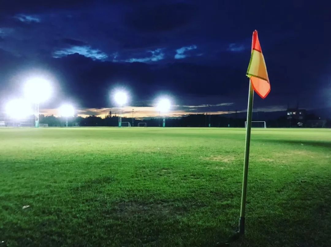 要么在深渊里哭，要么在深渊里爬｜海南足球青训实录