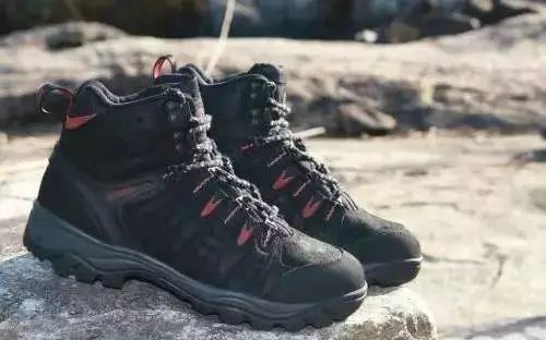 鞋穿久了脚臭怎么解决,洗完鞋后鞋子有臭味怎么永久去除