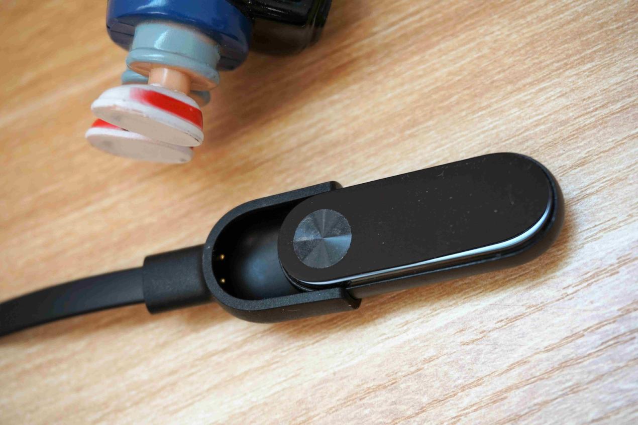 小米手环2上手评测：续航强悍，堪称手表的最佳替代品