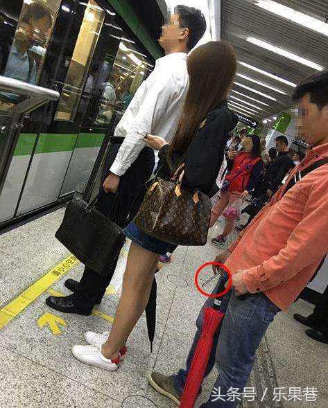 男子地铁偷拍被当场抓获案例,北京男子偷进女厕所被捉怎么处罚