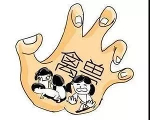 可恶！51岁大叔当众猥亵5岁女童第一次被挣脱后他居然还……