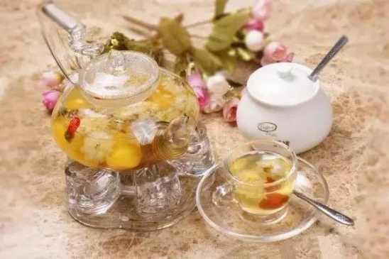 手脚干燥粗糙裂口掉皮,皮肤干燥手脚裂口原因