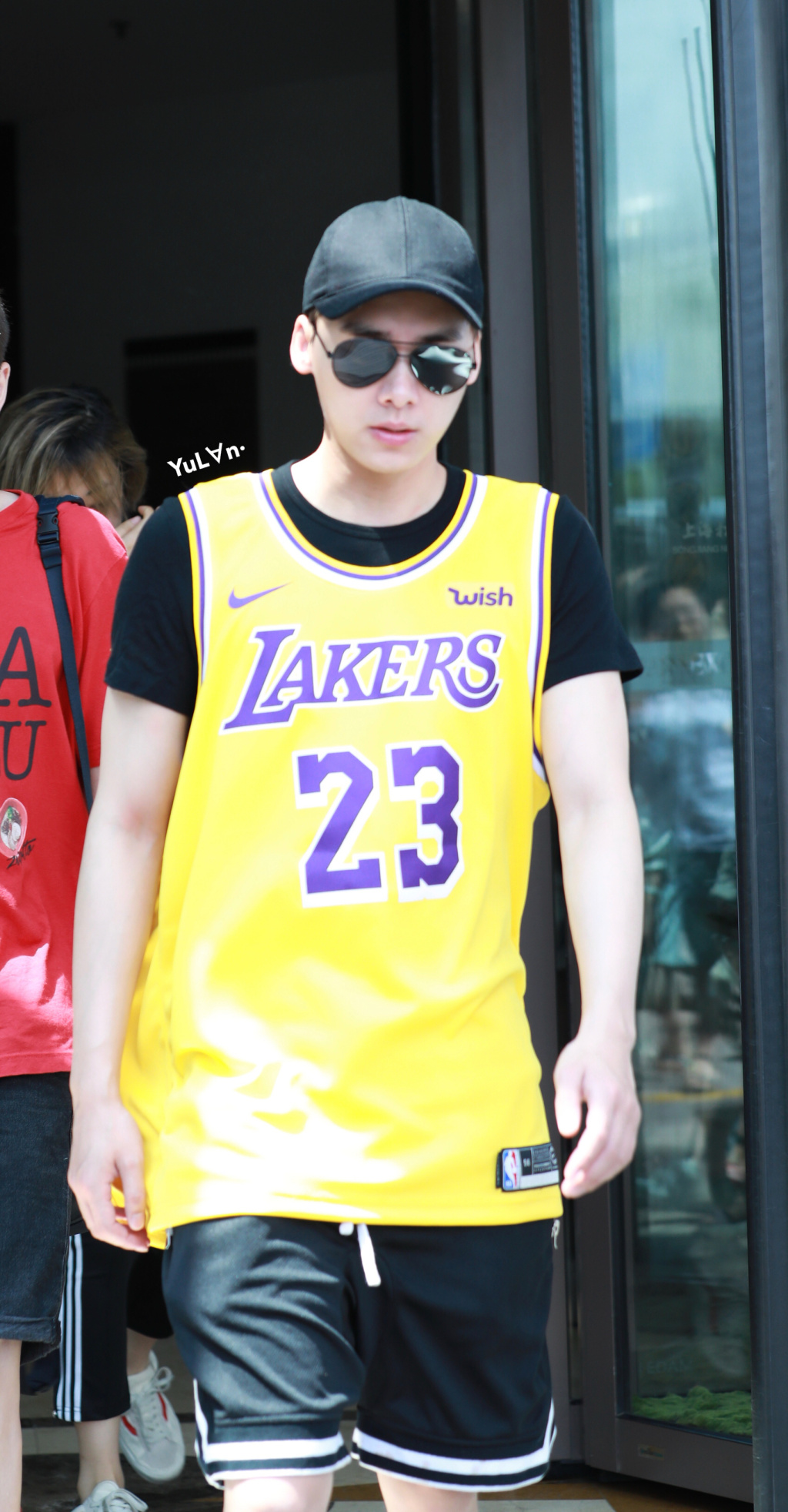 这就是灌篮李易峰站出来保护粉丝,这就是灌篮李易峰最后一次表演