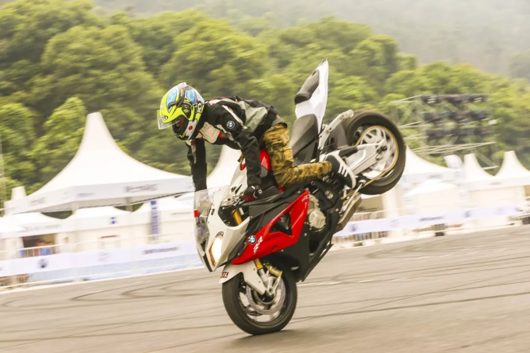 宝马s1000r改新s1000rr,宝马s1000r和本田cb1000r