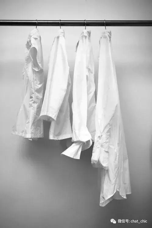 当你有一件纯白的衬衣,洁白的衬衫散发着好闻的味道