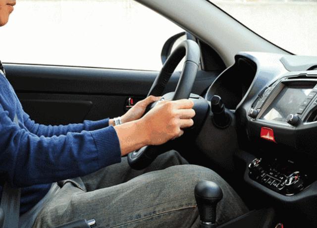 行车中方向盘失灵应急措施是什么,突然方向盘很重刹车失灵