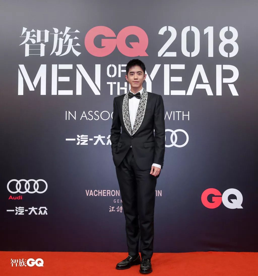 聂远红毯打苍蝇喜提微博热搜,追星赢家聂远小s