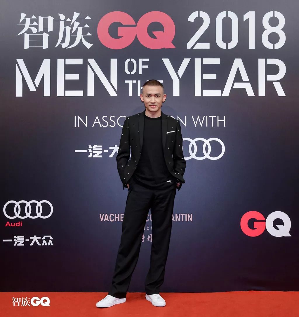 聂远红毯打苍蝇喜提微博热搜,追星赢家聂远小s