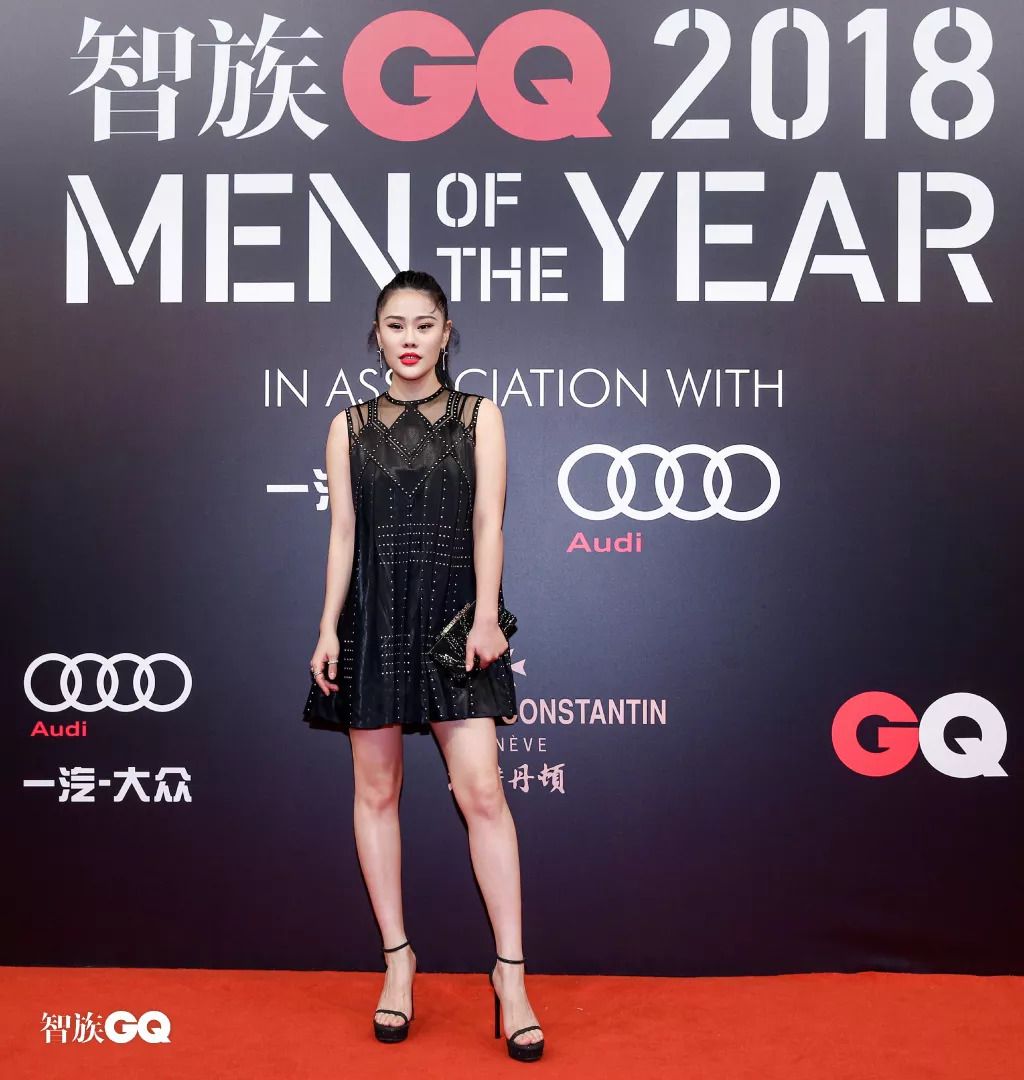 聂远红毯打苍蝇喜提微博热搜,追星赢家聂远小s