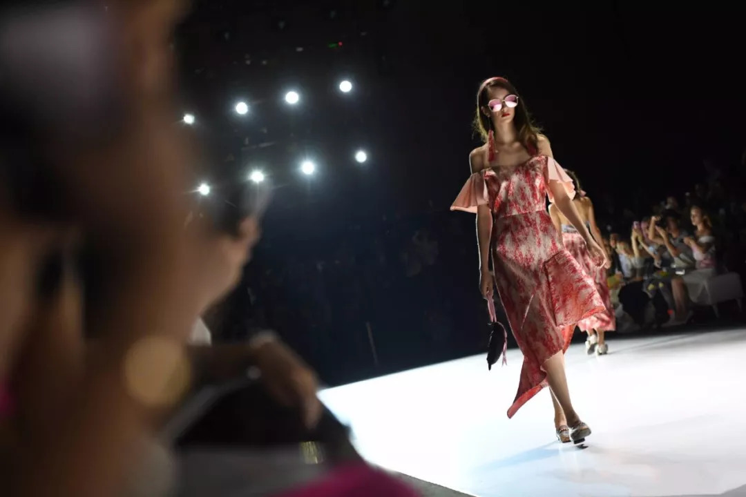 阿秋秋说｜10个角度，麻溜带你去趟香港时装周