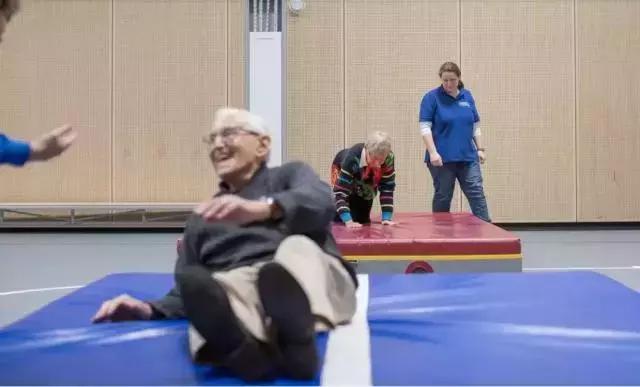 老人摔倒后正确的处置方法,老人摔倒了如何正确急救