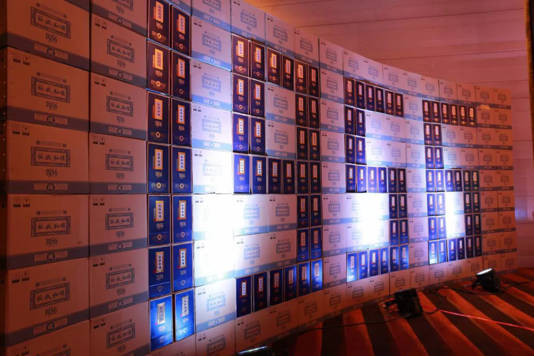 板城和顺1956酒39度跟古8哪个好,板城和顺39度浓香型1956多少一箱