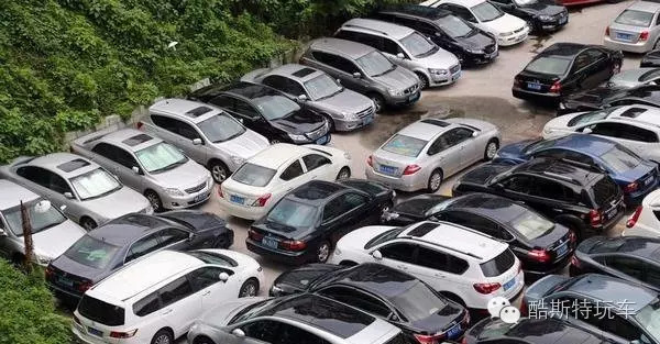 开车门时磕掉了一点漆需要处理吗,车门开门磕掉一点点漆怎么修