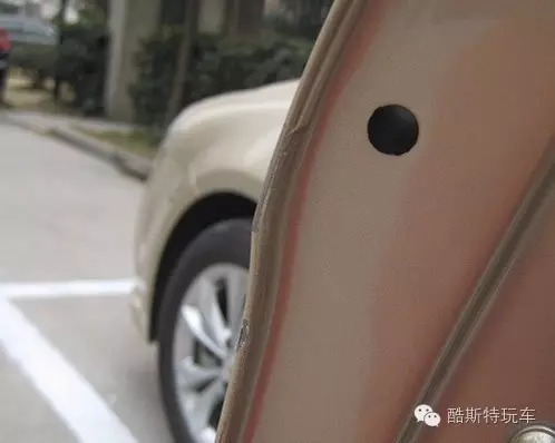 开车门时磕掉了一点漆需要处理吗,车门开门磕掉一点点漆怎么修