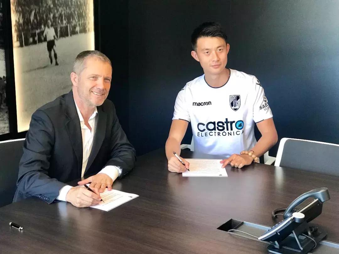 从年薪百万到月薪一千欧，留洋的黄威仍在等待自己的“穆里尼奥”