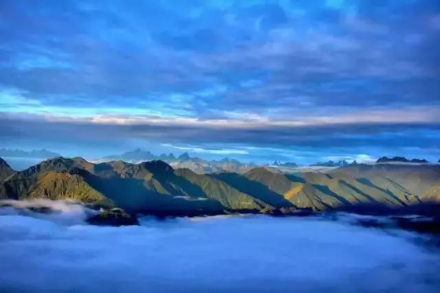 川西不次于牛背山的观景平台,比牛背山更近的贡嘎观景平台