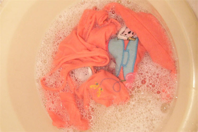 宝宝的衣服要怎么洗才能干净,洗宝宝衣服的洗衣机