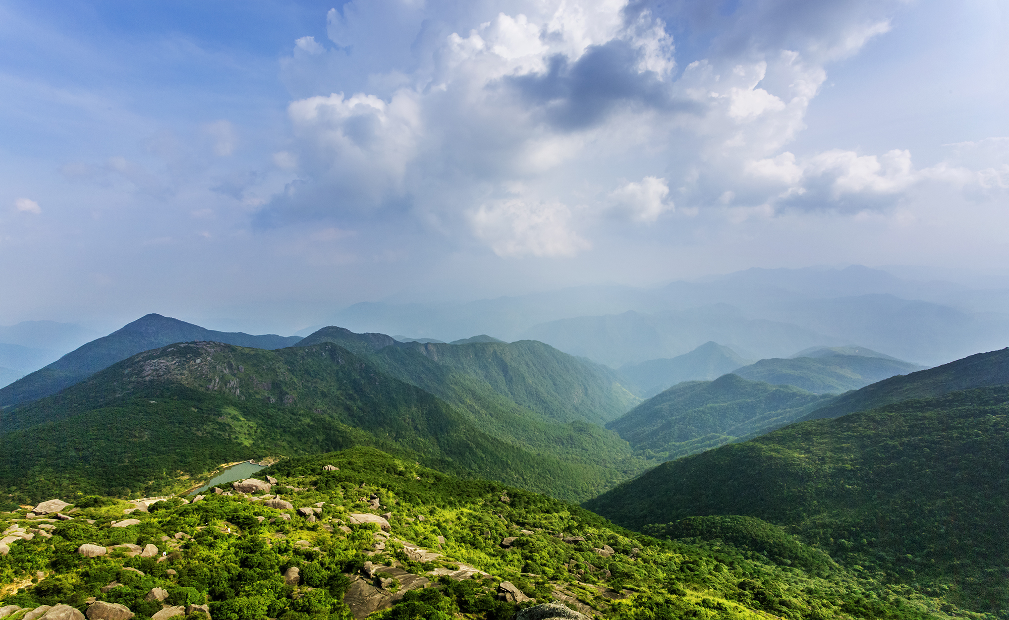 太有趣，一座山竟像一头卯足劲的牛